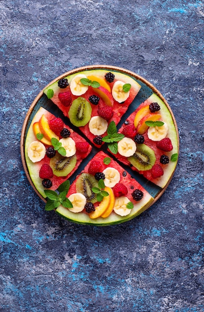 Pizza de sandía con frutas y bayas