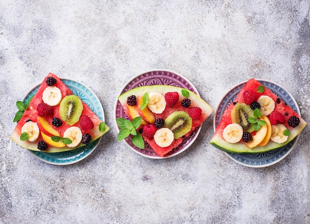 Pizza de sandía con frutas y bayas