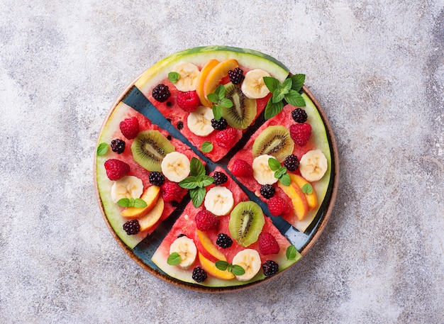 Pizza de sandía con frutas y bayas