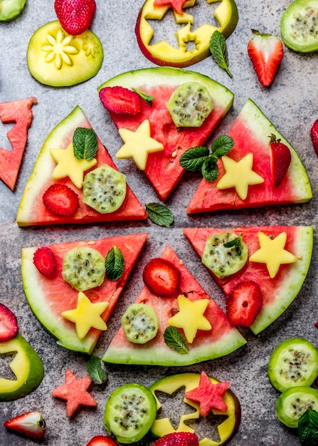 pizza de sandía con frutas tropicales y bayas