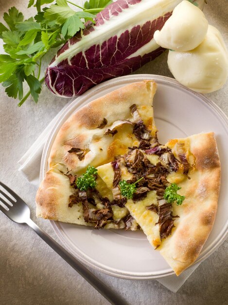 Pizza con scamorza y radicchio