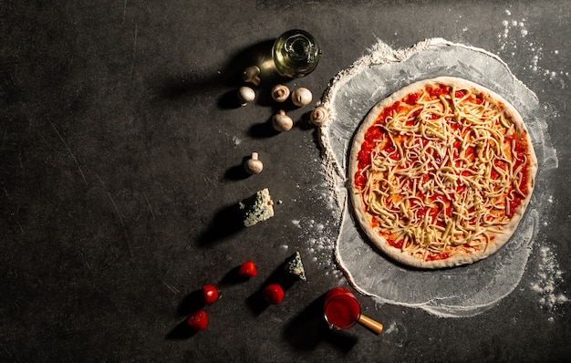 Pizza semiacabada con queso y salsa de tomate