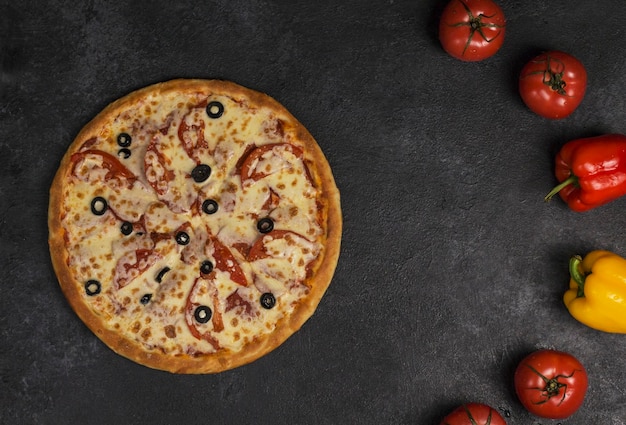 pizza sobre fondo oscuro