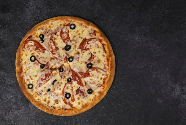 pizza sobre fondo oscuro