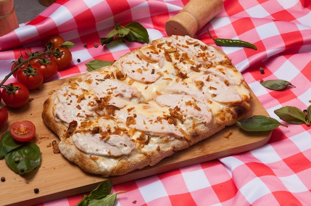 Pizza sobre masa romana con pollo y queso gorgonzola