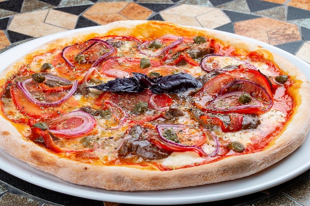 Pizza con solomillo de ternera a la pimienta y aros de cebolla dulce En la mesa de piedra