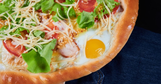 Pizza Suprema quente caseira com pimenta calabresa e linguiça