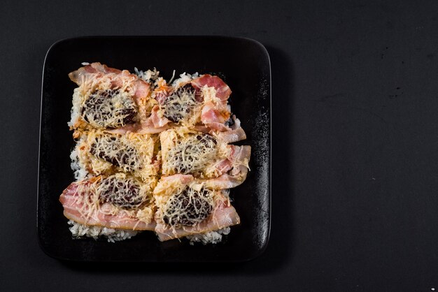 Pizza de sushi en negro