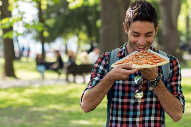 Pizza time.student tendo almoço pausa.