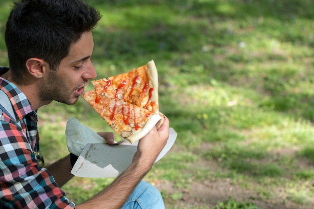 Pizza time.Student tendo pausa para o almoço.