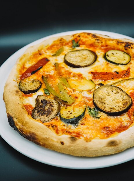 Una pizza típica napolitana con verduras y mozzarella hecha con masa madre