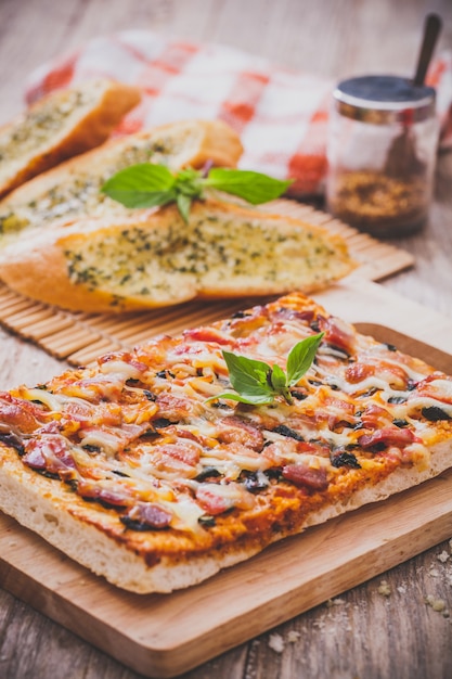 Pizza de tocino casera con pan de ajo