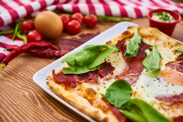 Pizza con tocino y verduras