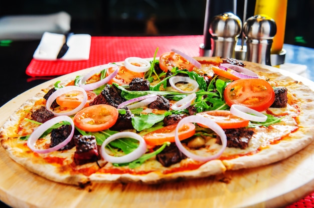 Pizza con tocino y verduras