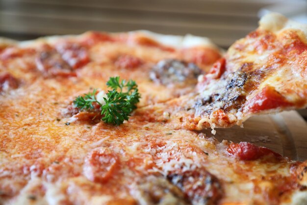 Pizza con tomate y berenjena, comida italiana