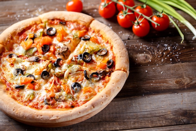 Pizza con tomate champiñón y aceitunas