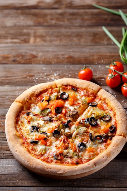 Pizza con tomate champiñón y aceitunas