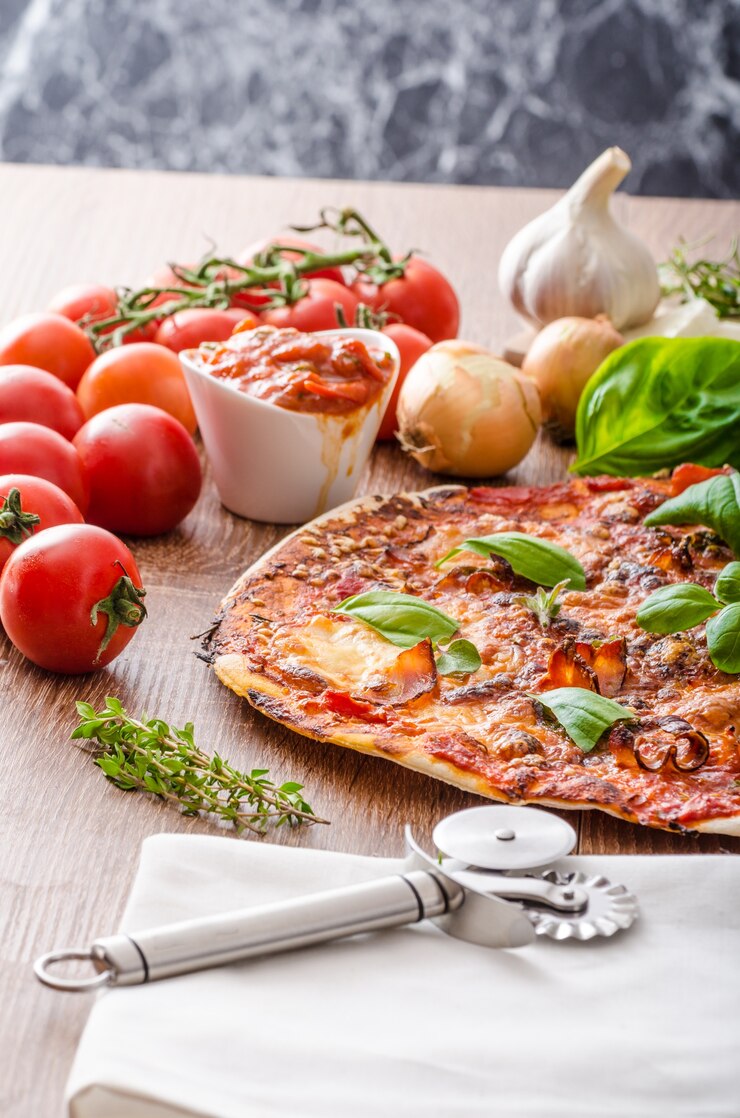 Pizza con tomate y champiñones