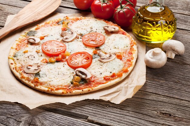 Pizza con tomate y champiñones