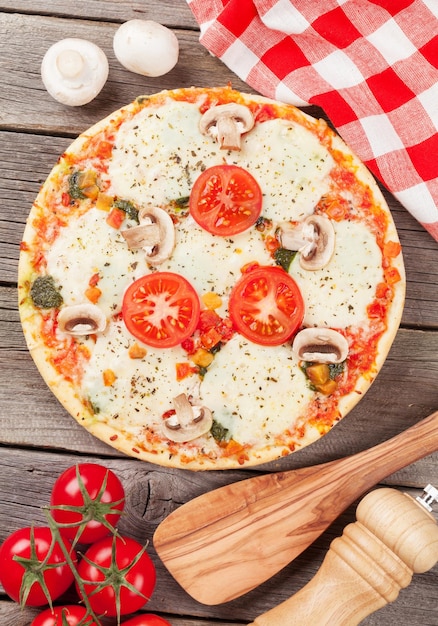 Foto pizza con tomate y champiñones