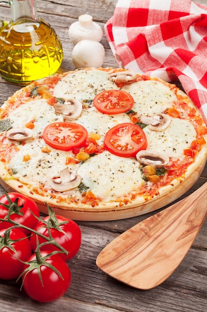 Pizza con tomate y champiñones