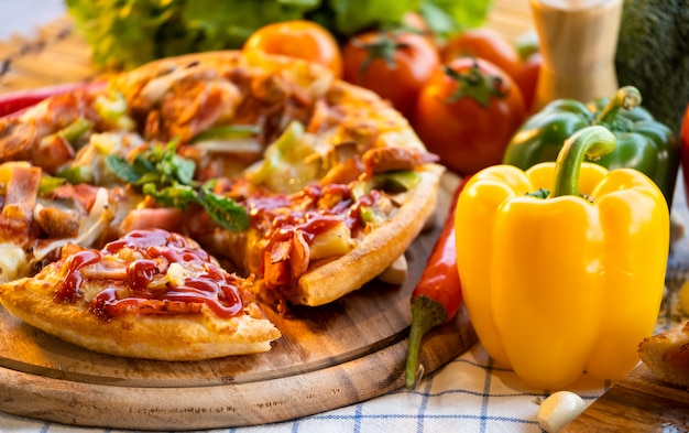 pizza con tomate y chile dulce.