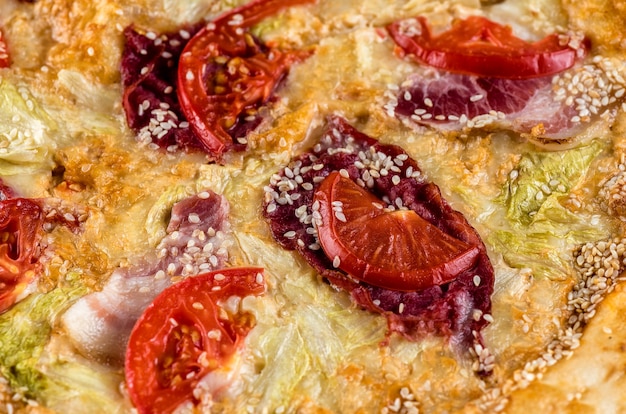 Pizza con tomate, jamón, queso y salsa. Macro