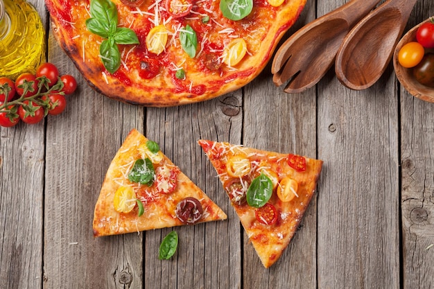 Pizza con tomate mozzarella y albahaca