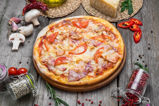 Pizza con tomate, queso mozzarella. Deliciosa pizza italiana