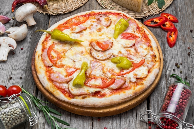 Pizza con tomate, queso mozzarella