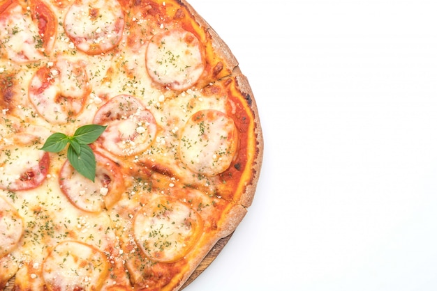 Pizza de tomates aislada sobre fondo blanco