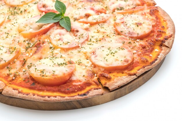 Pizza de tomates aislada sobre fondo blanco