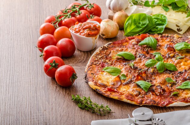 Foto pizza con tomates y champiñones