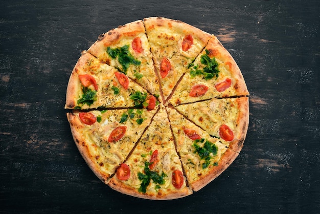 Pizza con tomates cherry, queso suluguni y albahaca. Cocina italiana. Sobre un fondo de madera. Espacio libre para texto. Vista superior.