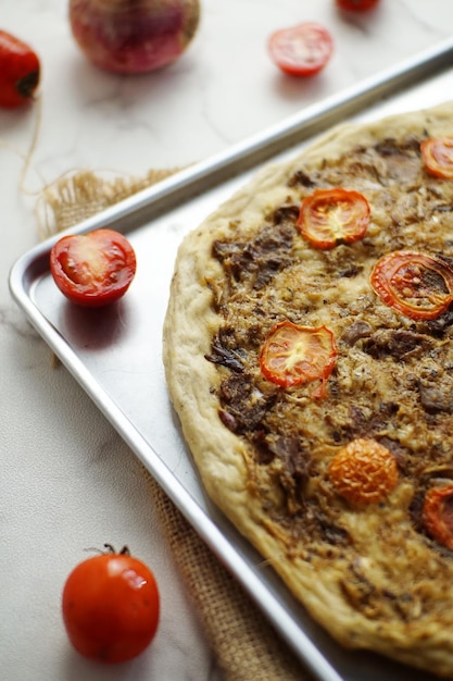 Una pizza con tomates encima