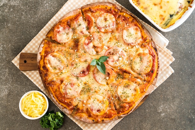 pizza de tomates en la mesa