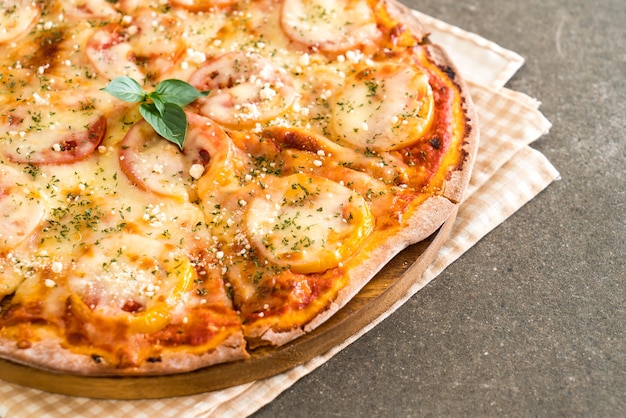 pizza de tomates en la mesa