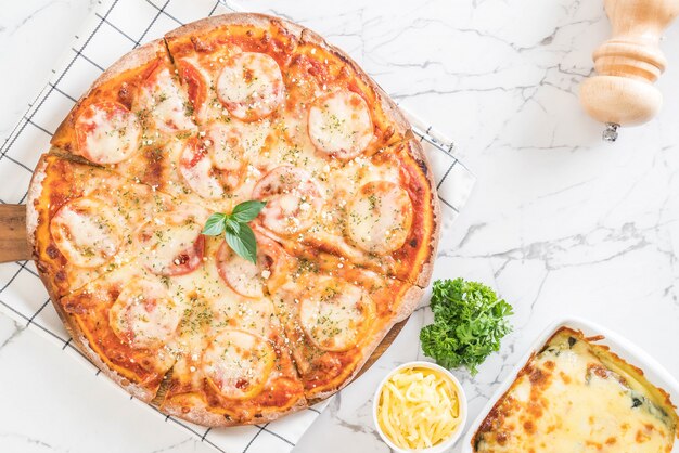 pizza de tomates en la mesa