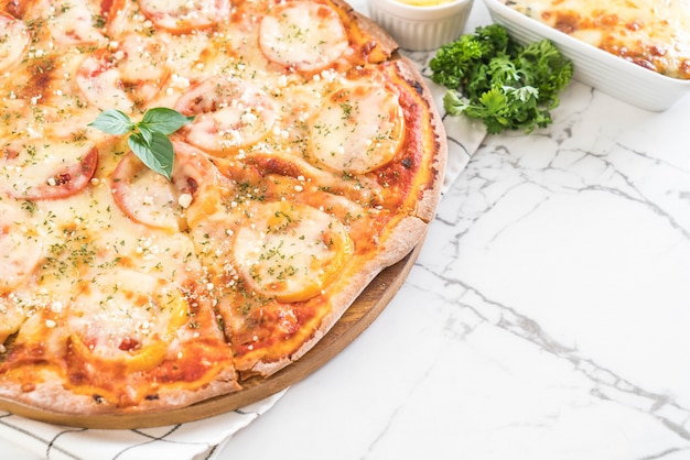 pizza de tomates en la mesa