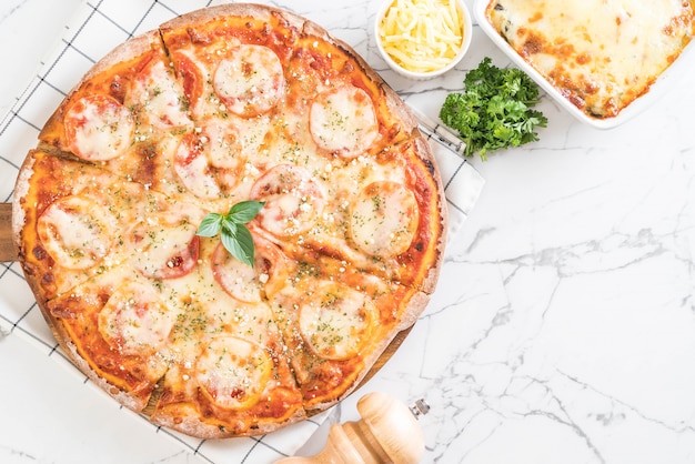 pizza de tomates en la mesa