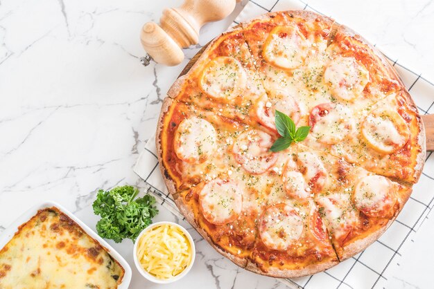 pizza de tomates en la mesa