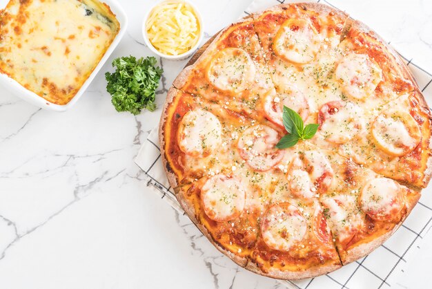 pizza de tomates en la mesa