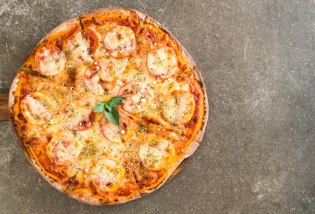 pizza de tomates en la mesa