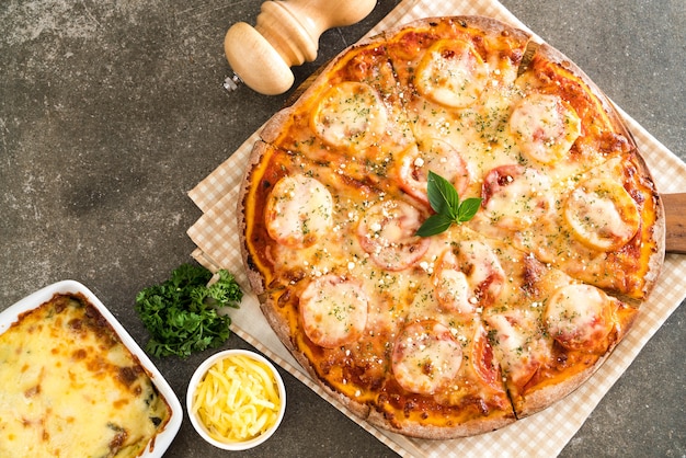 pizza de tomates en la mesa