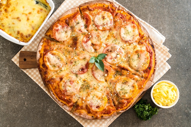 pizza de tomates en la mesa