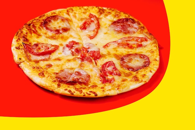 Pizza con tomates con queso y salami