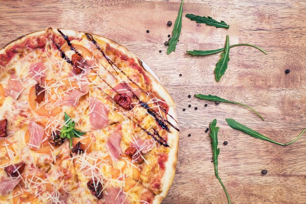 Pizza con tomates secos y jamón serrano