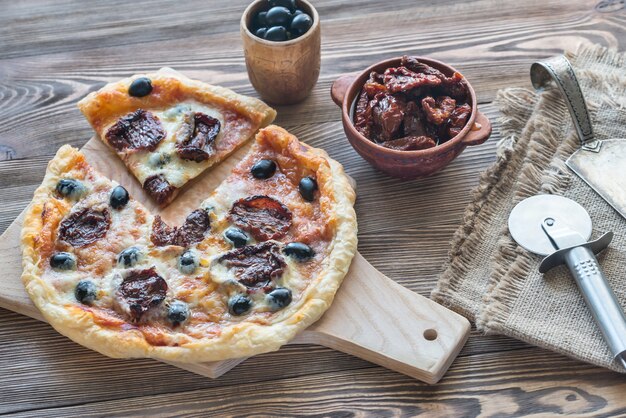 Pizza con tomates secos y mozzarella