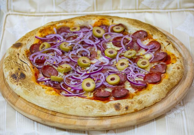 La pizza tradicional brasileña de pepperoni en un enfoque selectivo es la pizza Calabresa