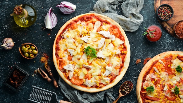 Pizza tradicional com abacaxi de frango e milho Vista superior espaço livre para o seu texto Estilo rústico